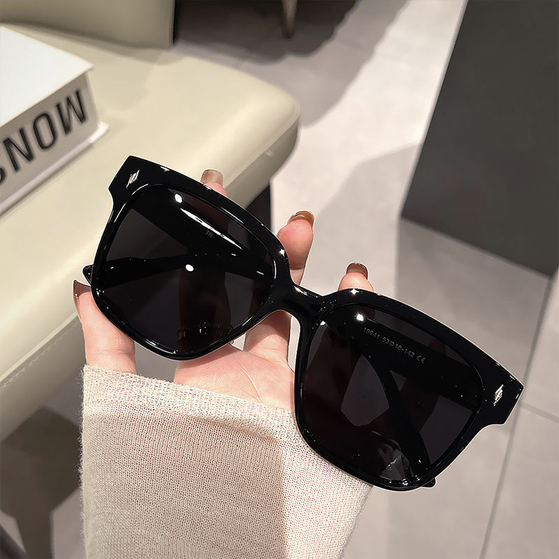 Sunglasses with the Box, S23 18 19